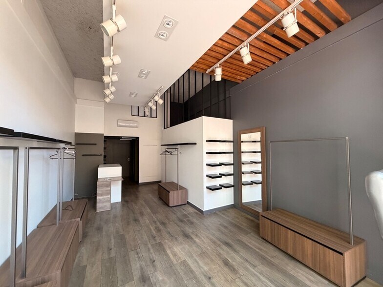 Retail in Lyon to rent - Interior Photo - Image 3 of 13