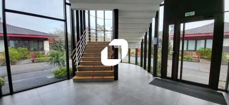 Office in Mérignac to rent - Lobby - Image 2 of 4