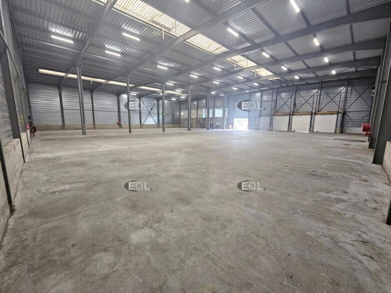 Industrial in Vitry-sur-Seine to rent - Building Photo - Image 2 of 17
