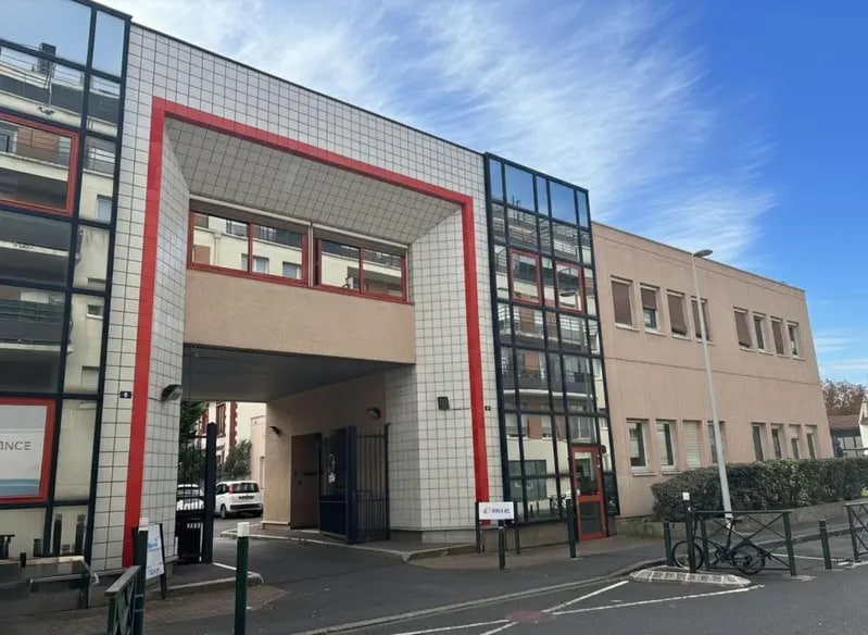 Light Industrial in Nanterre to rent - Building Photo - Image 1 of 24
