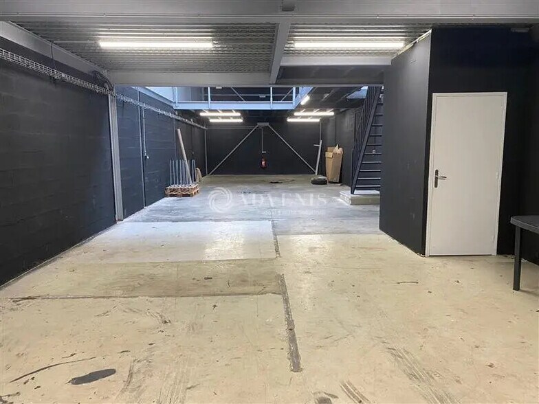 Light Industrial in Roissy-en-Brie to rent - Building Photo - Image 3 of 7