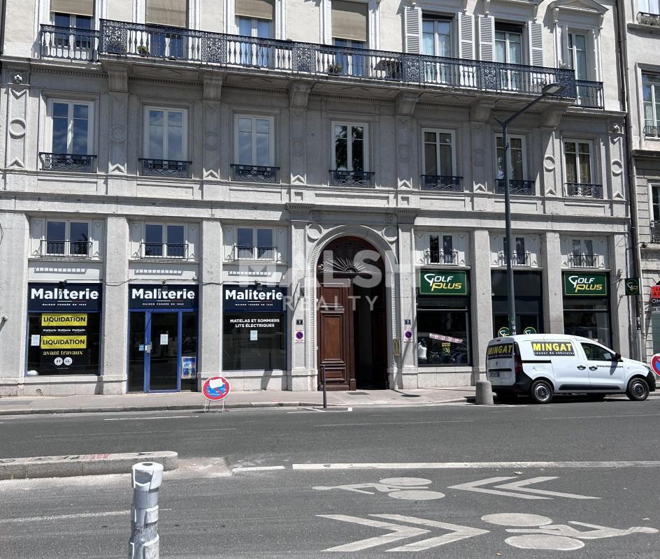 Retail in Lyon to rent Building Photo- Image 1 of 6