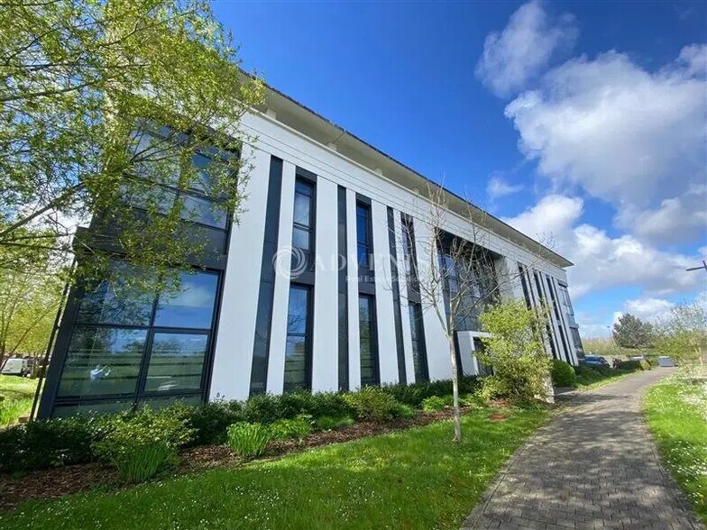 Office in Élancourt to rent - Building Photo - Image 1 of 11