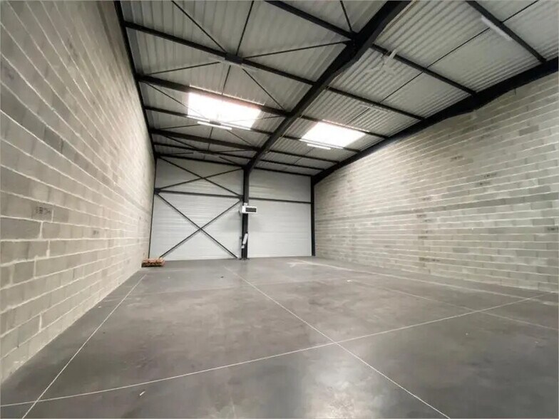 Light Industrial in Saint-Priest to rent - Interior Photo - Image 3 of 5