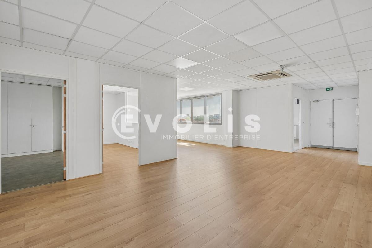 Office in Cachan to rent Interior Photo- Image 1 of 12