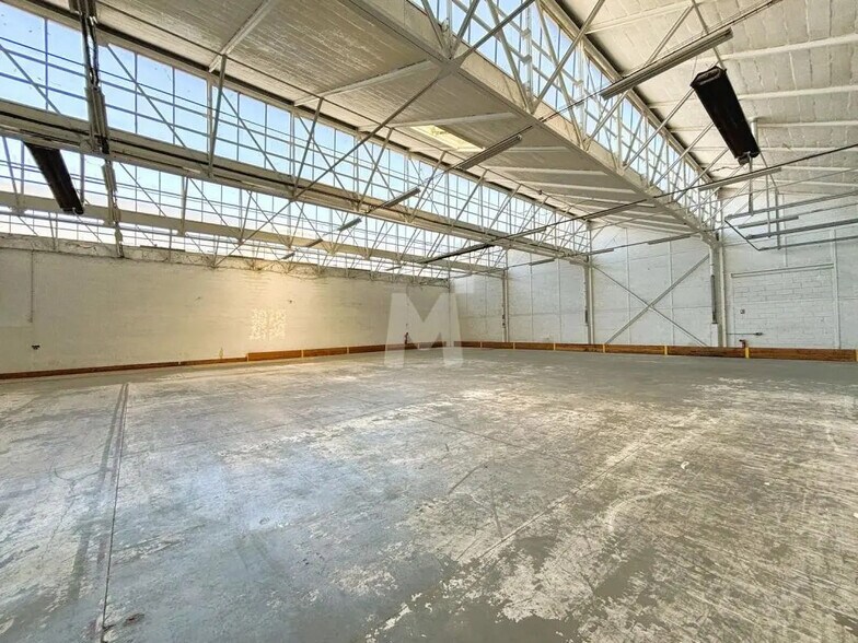 Light Industrial in Massy to rent - Interior Photo - Image 1 of 12