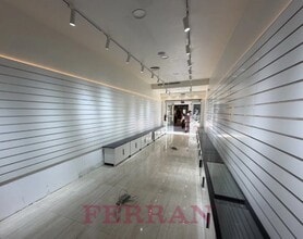 Retail in Barcelona, Barcelona to rent Interior Photo- Image 1 of 6