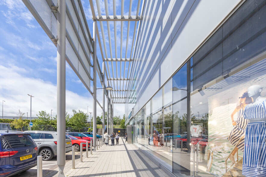 1-8 Stadium Way W, Milton Keynes to rent - Building Photo - Image 3 of 4