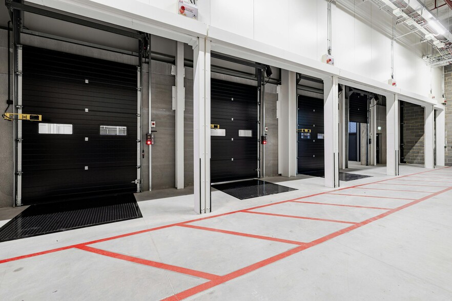 25-30 Mandela Way, London to rent - Building Photo - Image 3 of 12