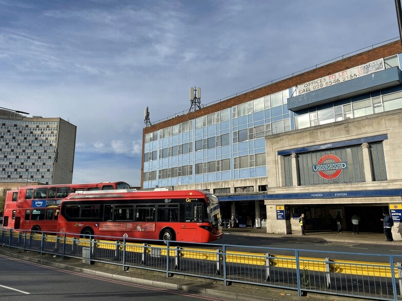 London Rd, Morden to rent - Building Photo - Image 1 of 2