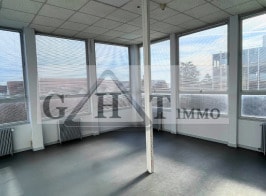 Office in Le Plessis-Belleville to rent Interior Photo- Image 1 of 4