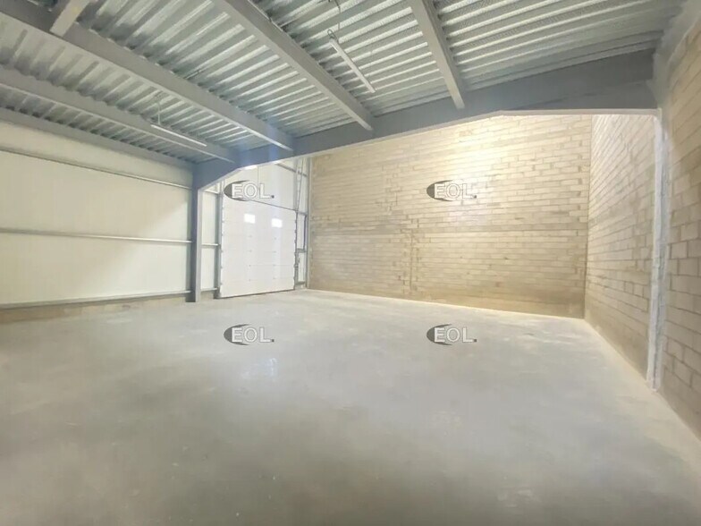 Light Industrial in Coignières to rent - Interior Photo - Image 2 of 5