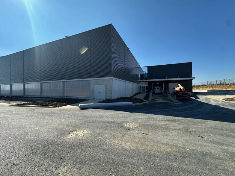 Light Industrial in Louvres to rent - Building Photo - Image 2 of 7
