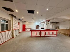 90 Rice Ln, Liverpool to rent Interior Photo- Image 2 of 12