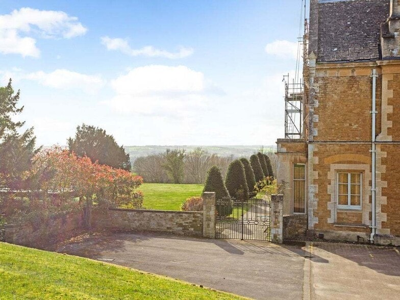 Wyck Hl, Stow On The Wold for sale - Building Photo - Image 3 of 37