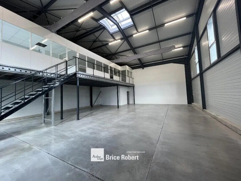 Light Industrial in Chassieu to rent - Interior Photo - Image 3 of 6