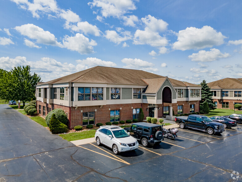 1009 W Glen Oaks Ln, Mequon, WI for rent - Building Photo - Image 1 of 6