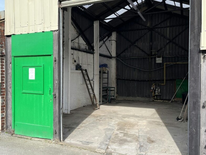 Savile Rd, Dewsbury to rent - Building Photo - Image 2 of 2