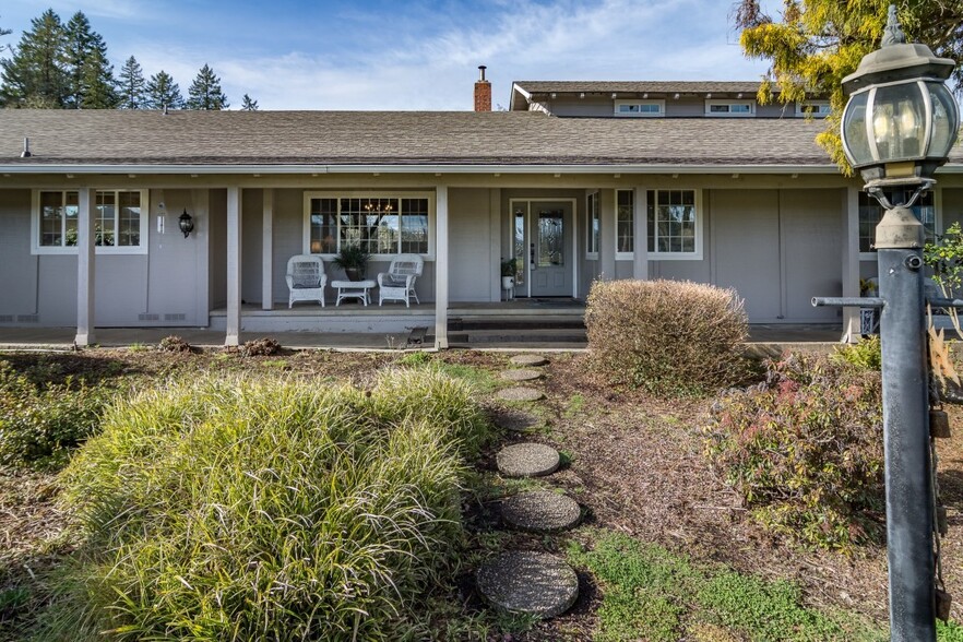 1809 Whistlers Ln, Roseburg, OR for sale - Primary Photo - Image 1 of 1