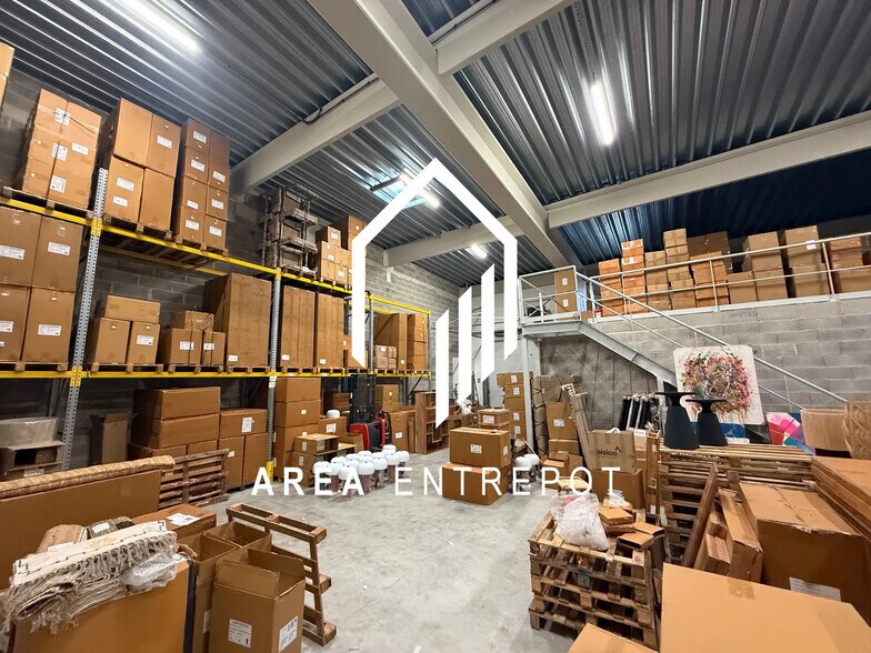 Light Industrial in Aix-en-Provence to rent - Building Photo - Image 2 of 7