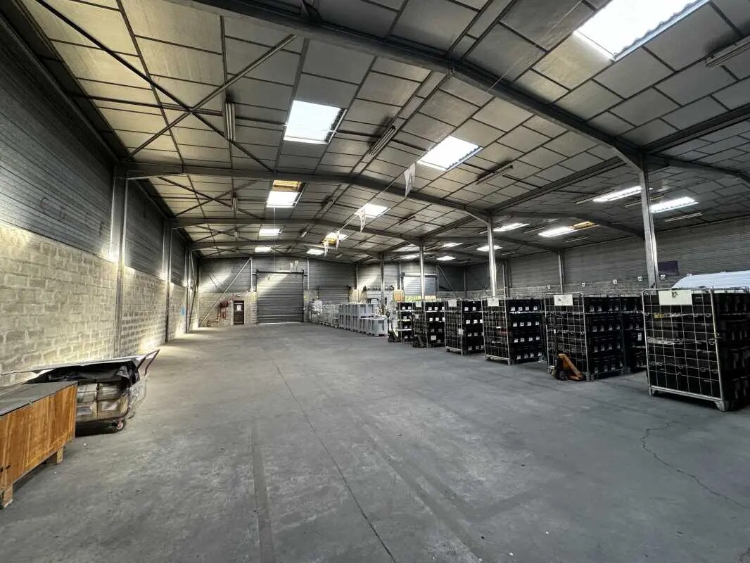 Office in Vaulx-en-Velin to rent Interior Photo- Image 1 of 1