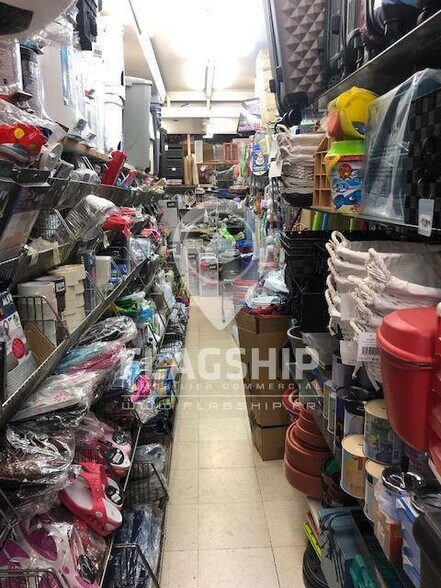 Retail in Boulogne-Billancourt to rent - Interior Photo - Image 1 of 4