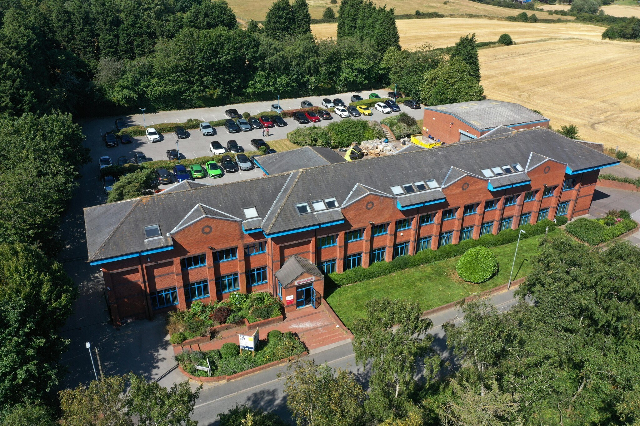 Moor Knoll Ln, Wakefield to rent Building Photo- Image 1 of 17