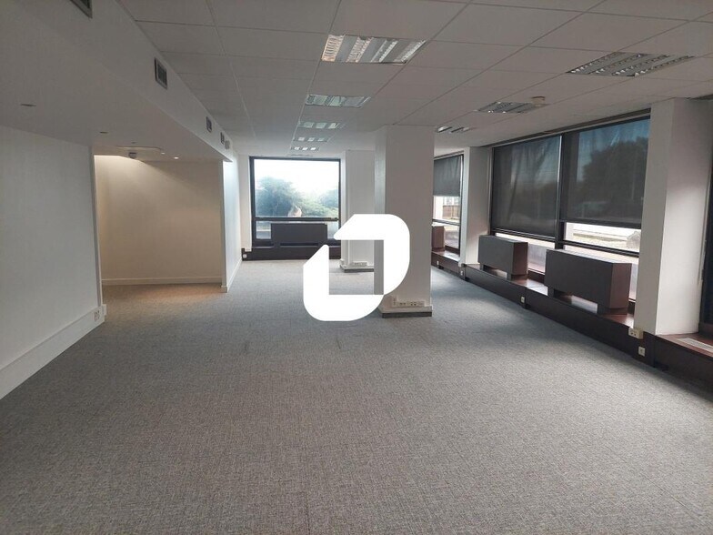 Office in Saint-Cloud to rent - Building Photo - Image 2 of 11