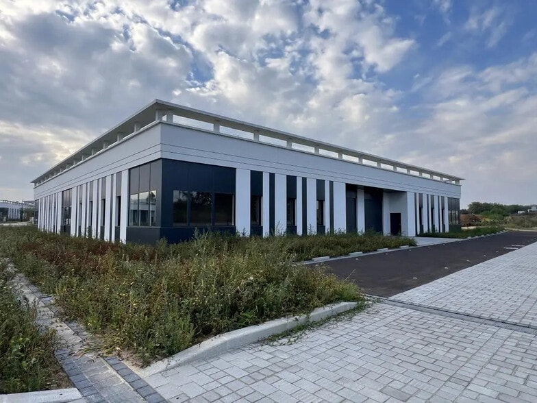 Light Industrial in Élancourt to rent - Building Photo - Image 3 of 8