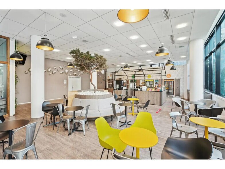 Office in Asnières-sur-Seine to rent - Building Photo - Image 3 of 36