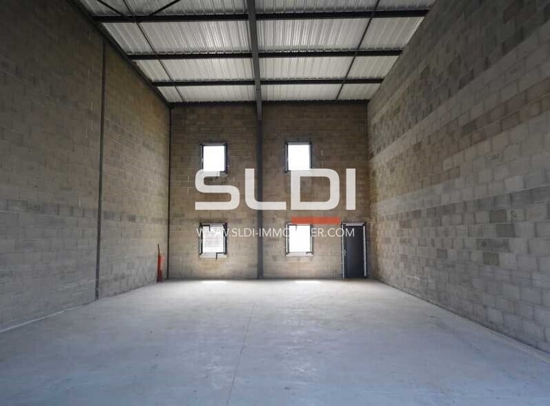 Retail in Mions to rent - Interior Photo - Image 2 of 3
