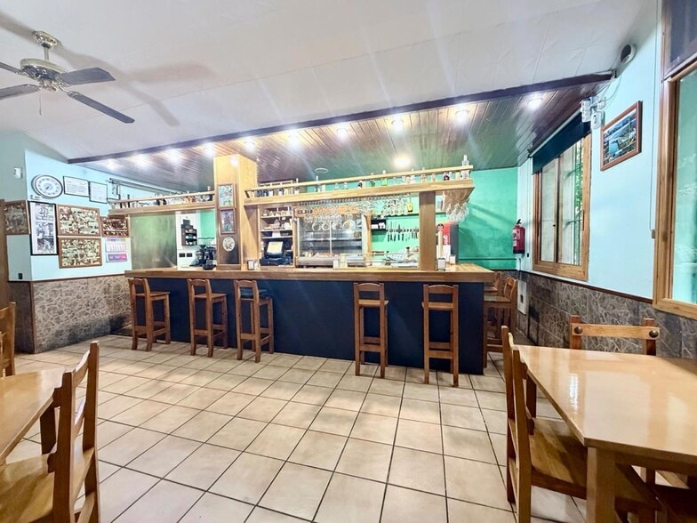 Retail in Barcelona, Barcelona to rent - Building Photo - Image 1 of 2