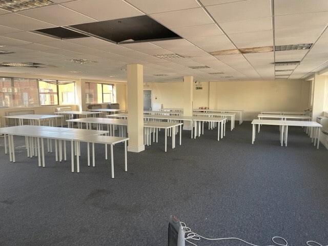 Bakers Rd, Uxbridge to rent - Interior Photo - Image 3 of 5