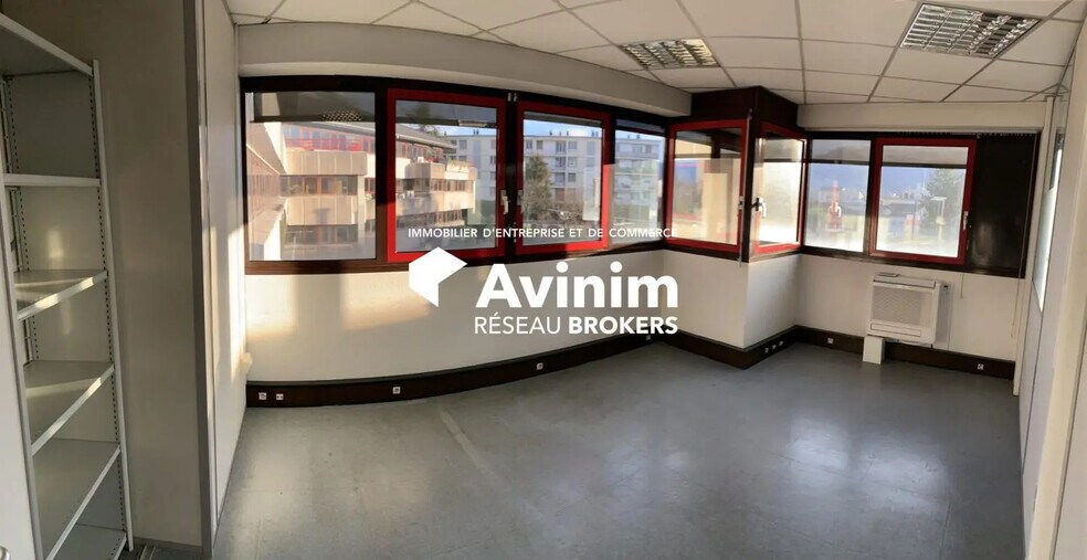 Office in La Tronche to rent - Interior Photo - Image 1 of 24