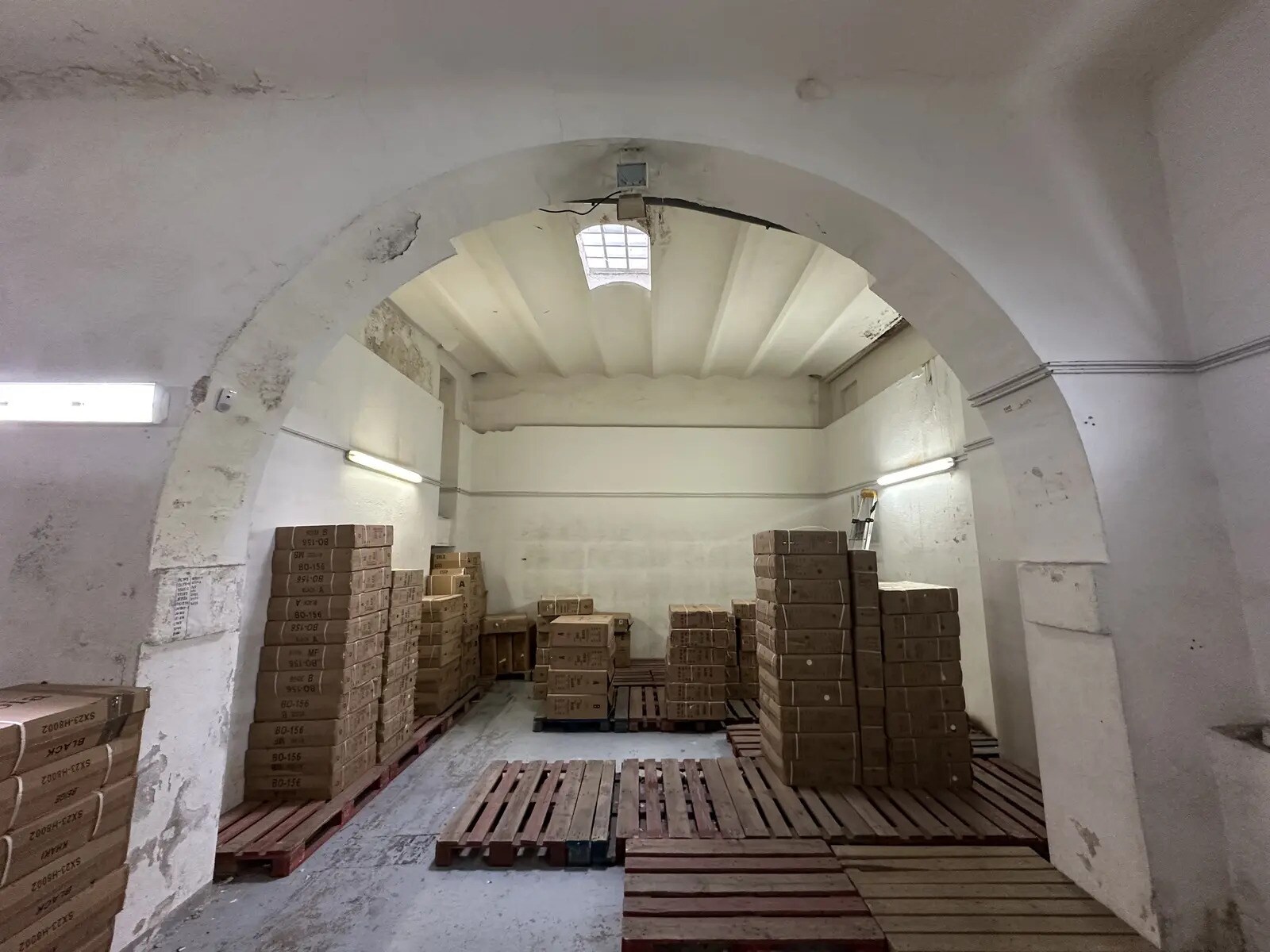 Light Industrial in Marseille for sale Interior Photo- Image 1 of 6