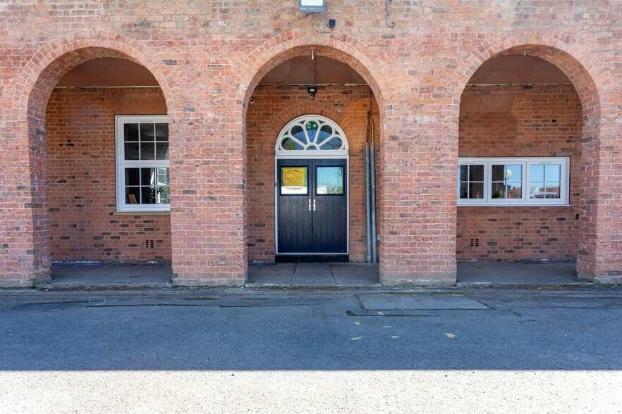 Leeds East Airport, Tadcaster to rent - Building Photo - Image 2 of 14