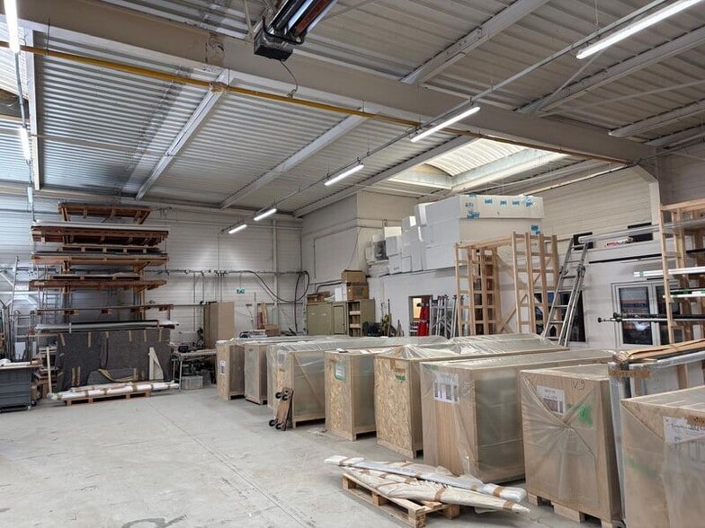 Light Industrial in Champigny-sur-Marne to rent - Interior Photo - Image 2 of 11