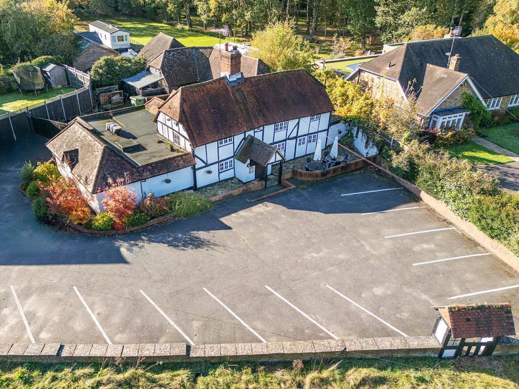 125 Windsor Rd, Chobham for sale Building Photo- Image 1 of 10