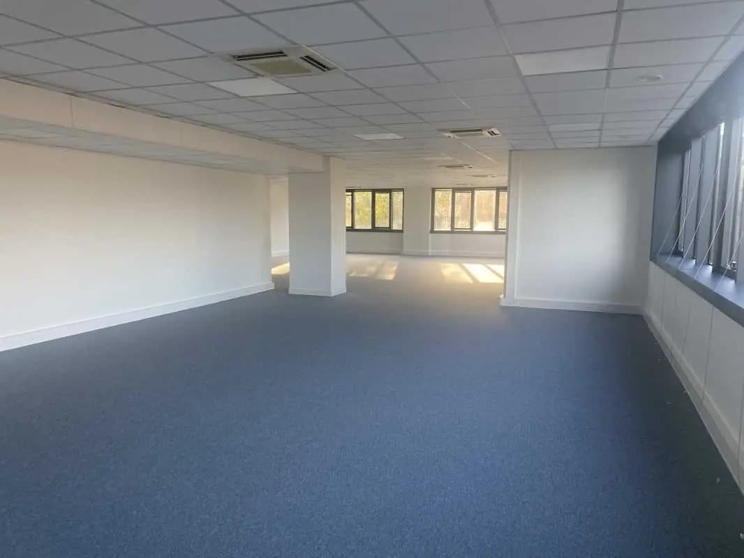 Office in Saint-Didier-au-Mont-d'Or to rent Interior Photo- Image 1 of 2