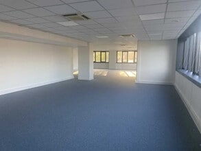 Office in Saint-Didier-au-Mont-d'Or to rent Interior Photo- Image 1 of 2