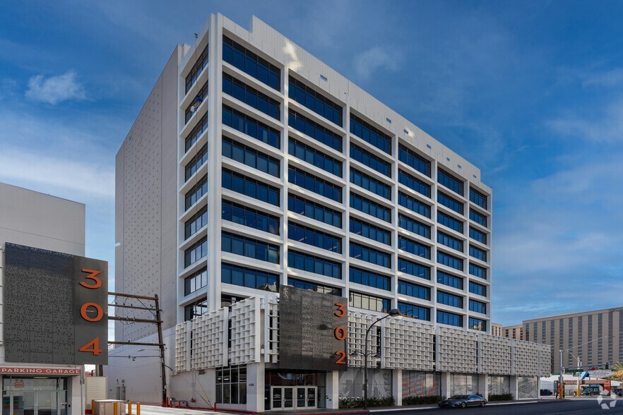 302 E Carson Ave, Las Vegas, NV to rent - Building Photo - Image 1 of 8