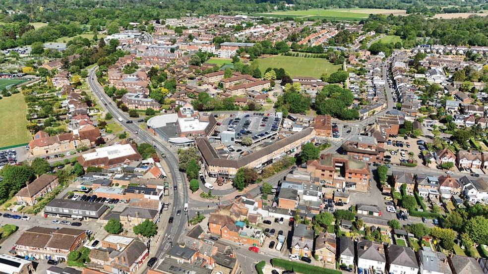 Oakdene Parade portfolio of 20 properties for sale on LoopNet.co.uk - Building Photo - Image 2 of 4