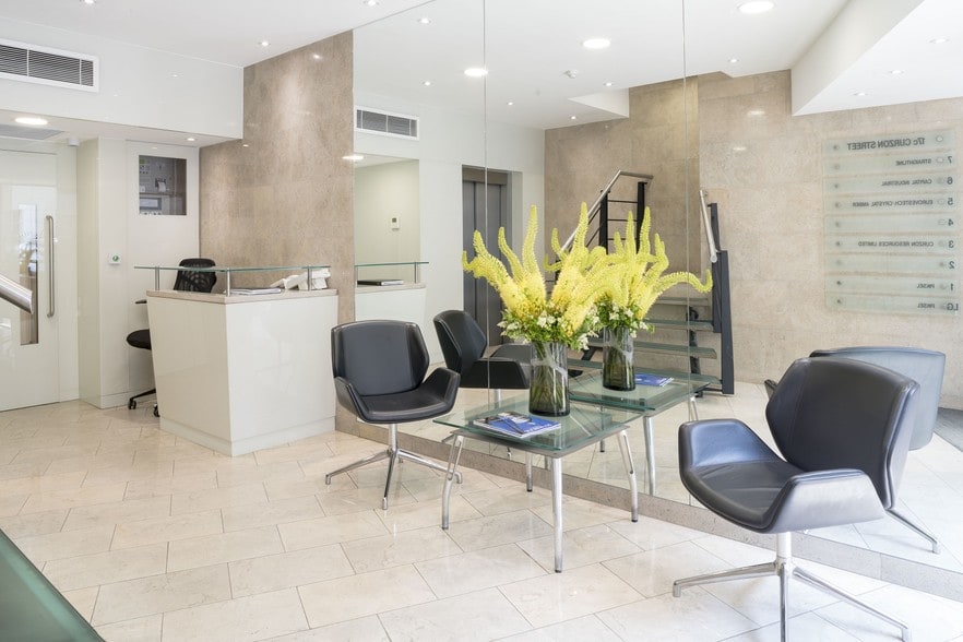 17C Curzon St, London to rent - Interior Photo - Image 2 of 4