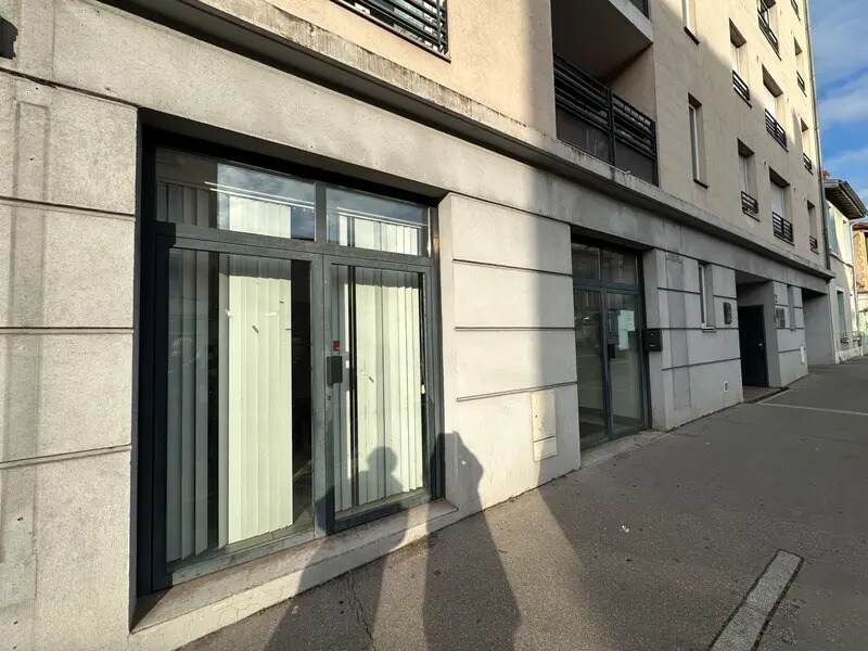Retail in Tassin-la-Demi-Lune to rent Building Photo- Image 1 of 10