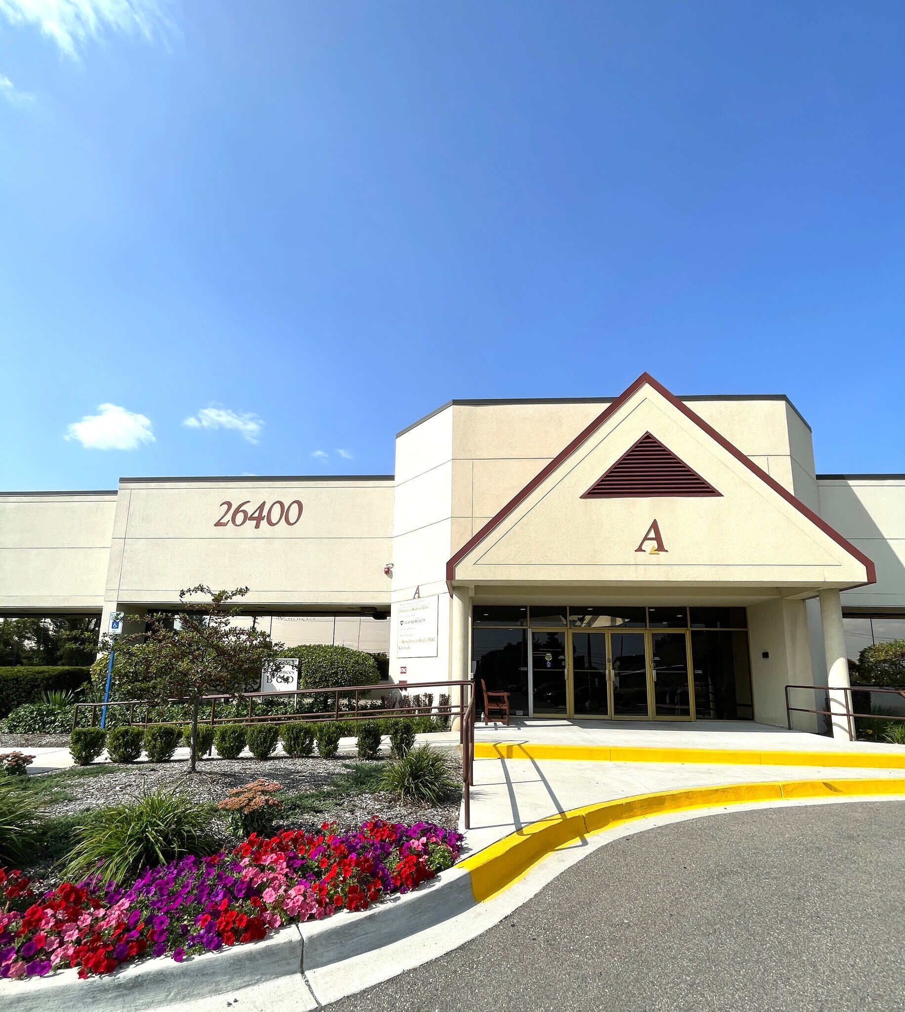 26400 W 12 Mile Rd, Southfield, MI to rent Building Photo- Image 1 of 7