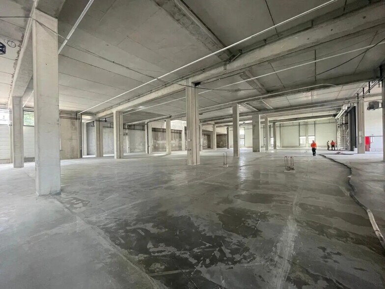 Light Industrial in Bobigny to rent - Interior Photo - Image 2 of 16
