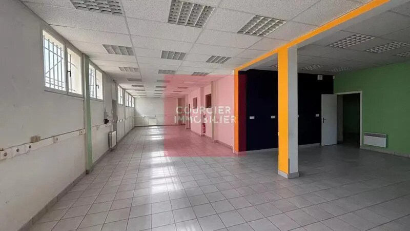 29 Rue De Rodon, Le Mesnil-Saint-Denis for sale Interior Photo- Image 1 of 22