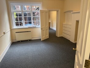 9 Windsor End, Beaconsfield to rent Interior Photo- Image 2 of 6