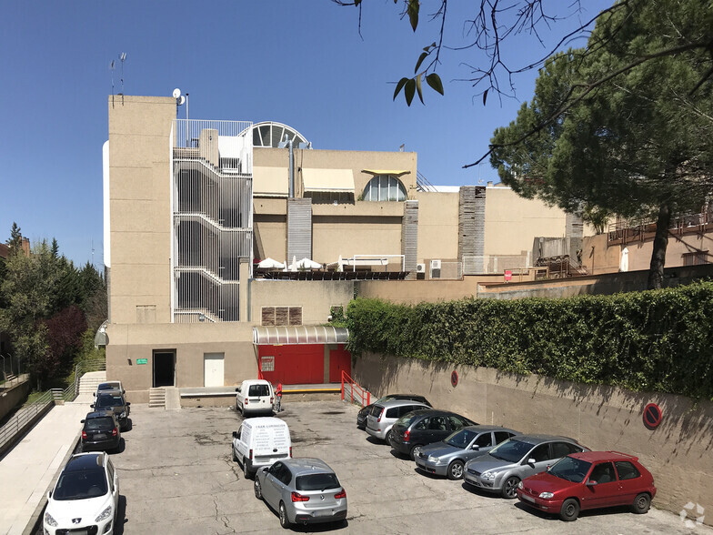 Calle de la Comunidad de Madrid, 37, Las Rozas de Madrid, Madrid for rent - Building Photo - Image 3 of 3