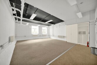 Kingsway Pl, London to rent Interior Photo- Image 2 of 13